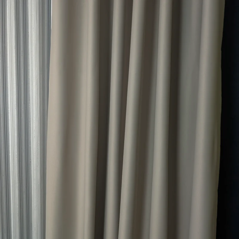 Blackout draperija po meri u bež nijansi za zamračenje prostora